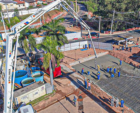 Bombeamento de concreto com equipamento especializado
