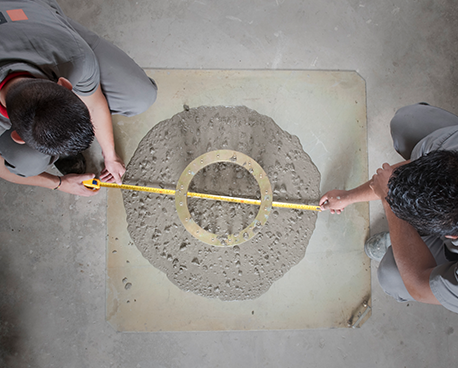 Engenheiro analisando tipo de concreto ideal